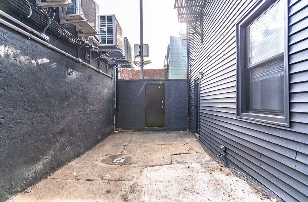 644 Lorimer Street - Photo 10