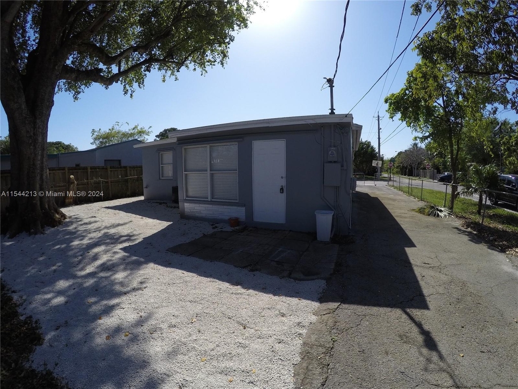 1344 Nw 2nd Ave - Photo 2