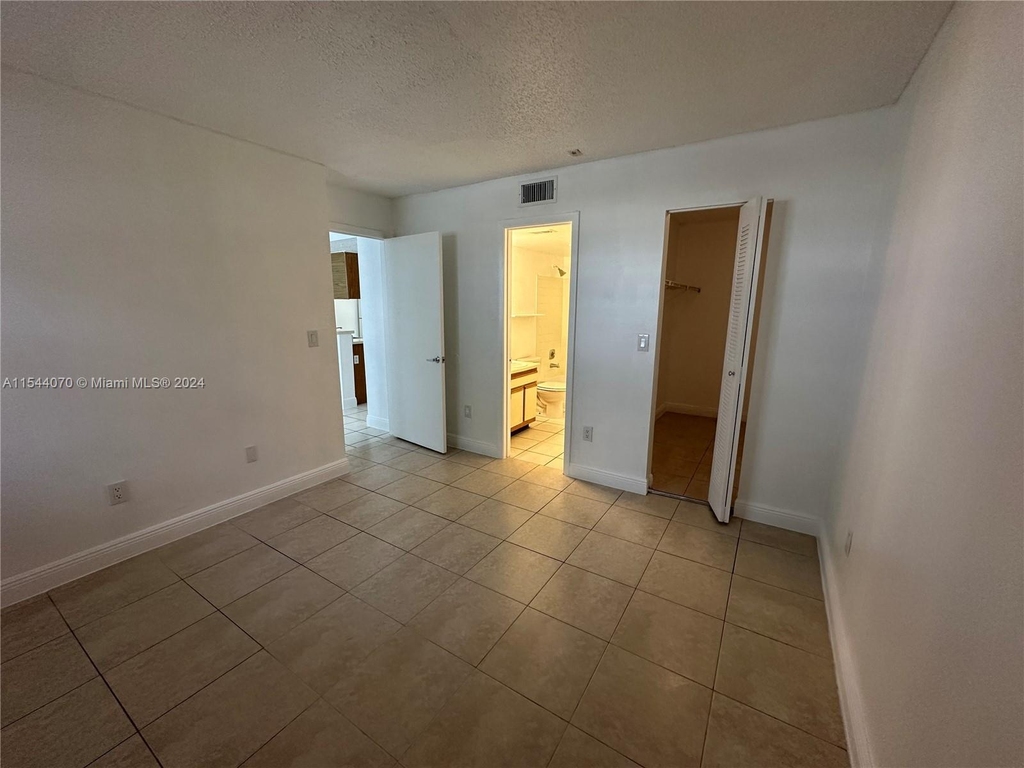 1251 Sw 46th Ave - Photo 5