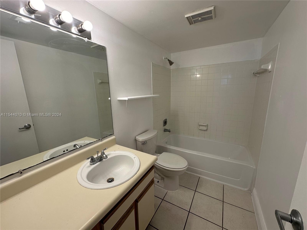 1251 Sw 46th Ave - Photo 6