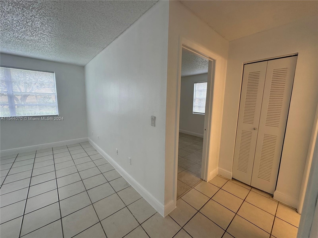 1251 Sw 46th Ave - Photo 11