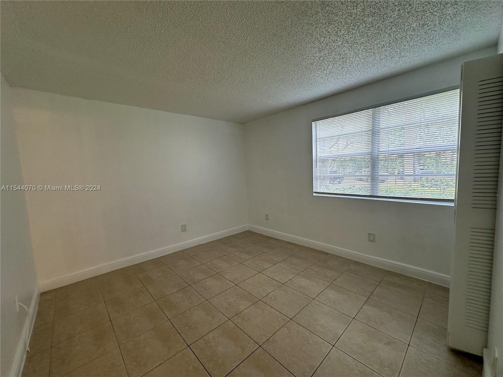 1251 Sw 46th Ave - Photo 9