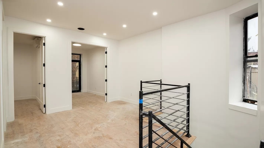 1027 Putnam Avenue - Photo 4