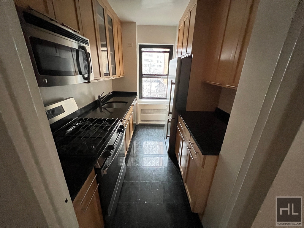 East 55 Street - Photo 5