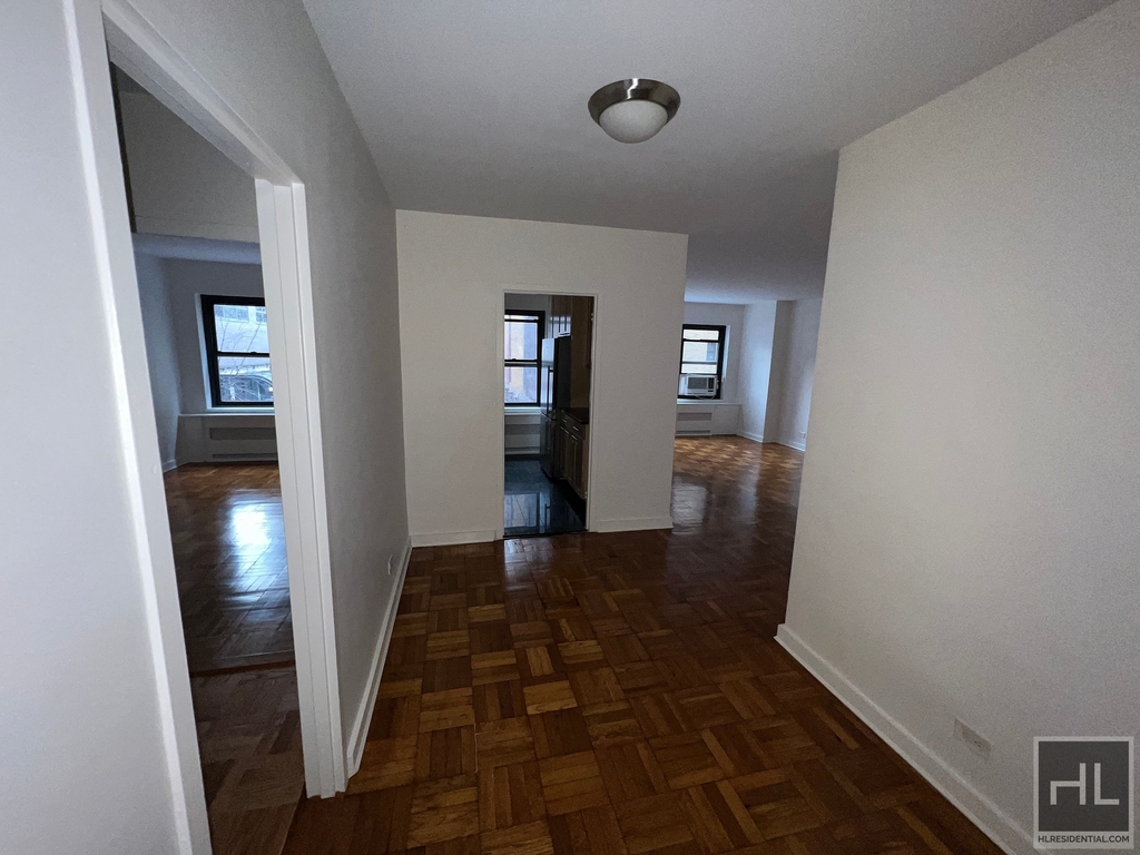 East 55 Street - Photo 4