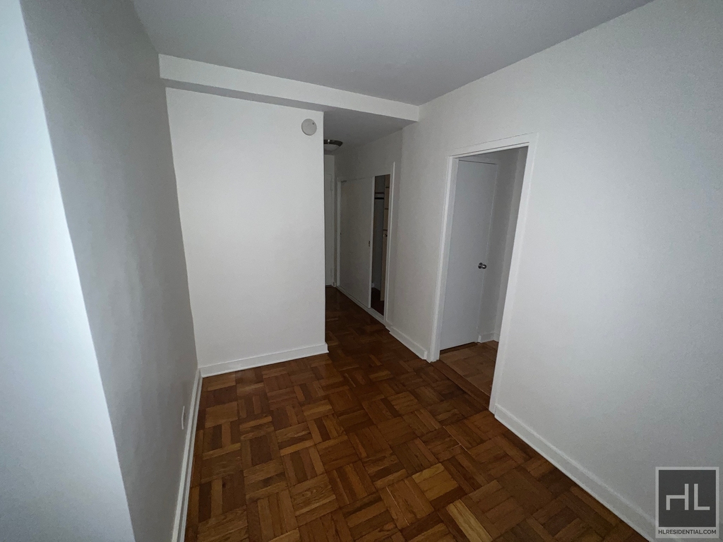 East 55 Street - Photo 10