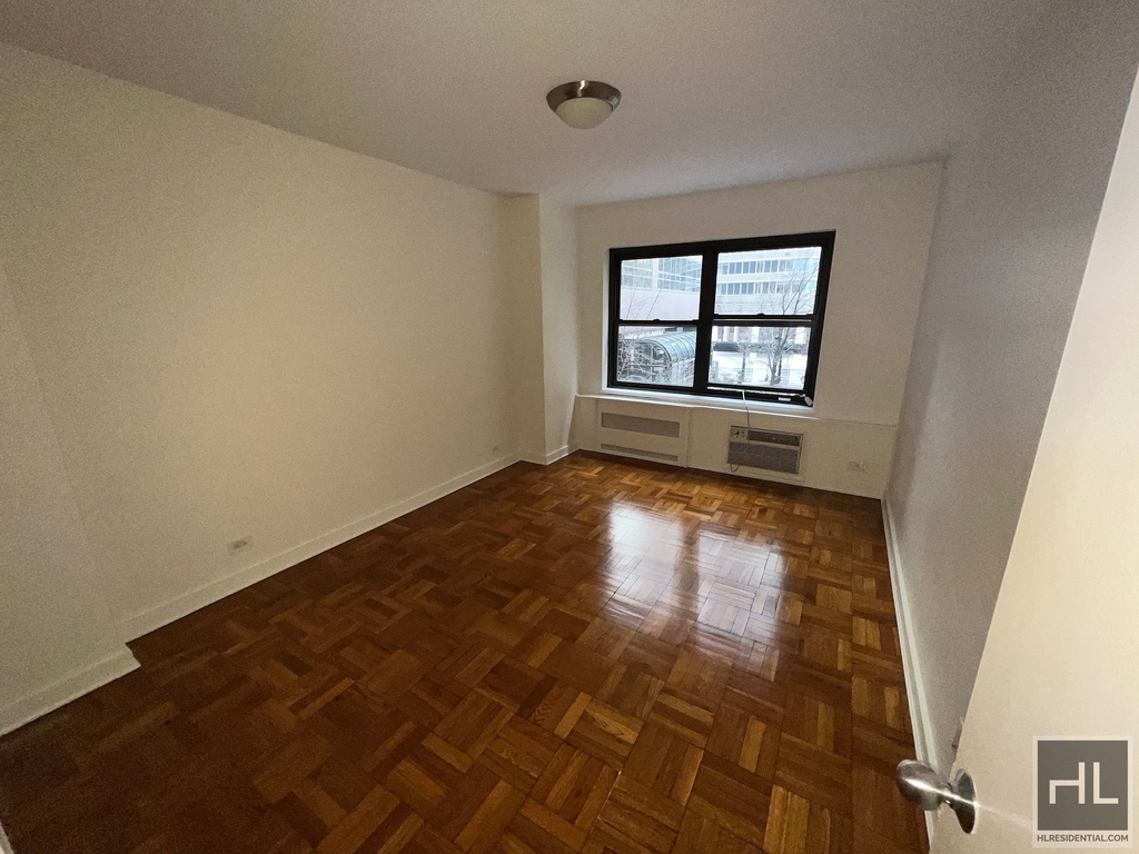 East 55 Street - Photo 8