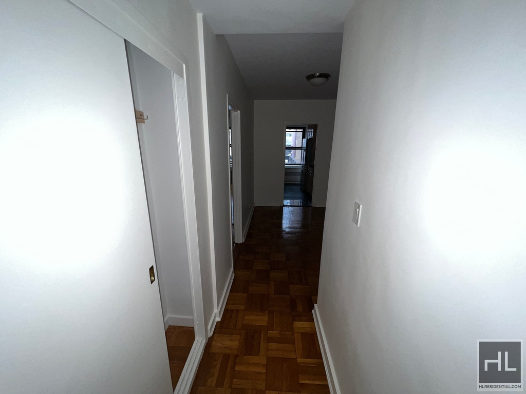 East 55 Street - Photo 3