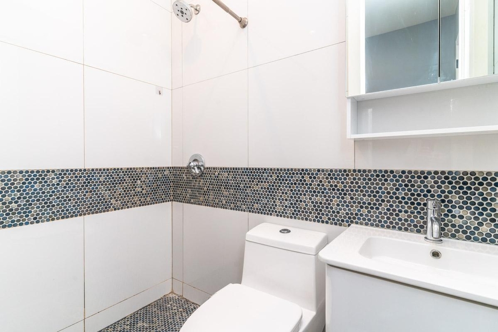 992 Broadway - Photo 4
