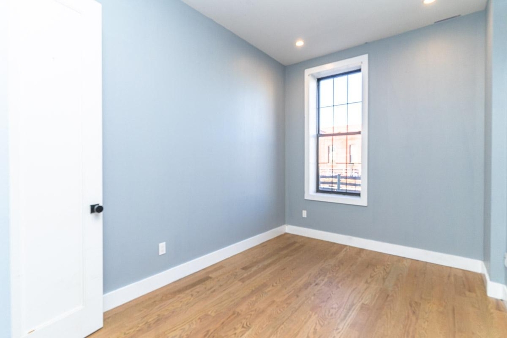992 Broadway - Photo 7