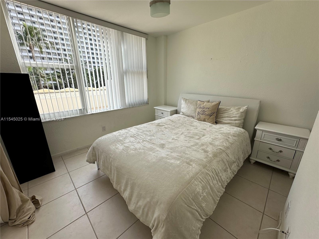 5600 Collins Ave - Photo 4