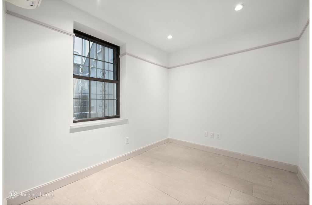 459 W 43rd St - Photo 1