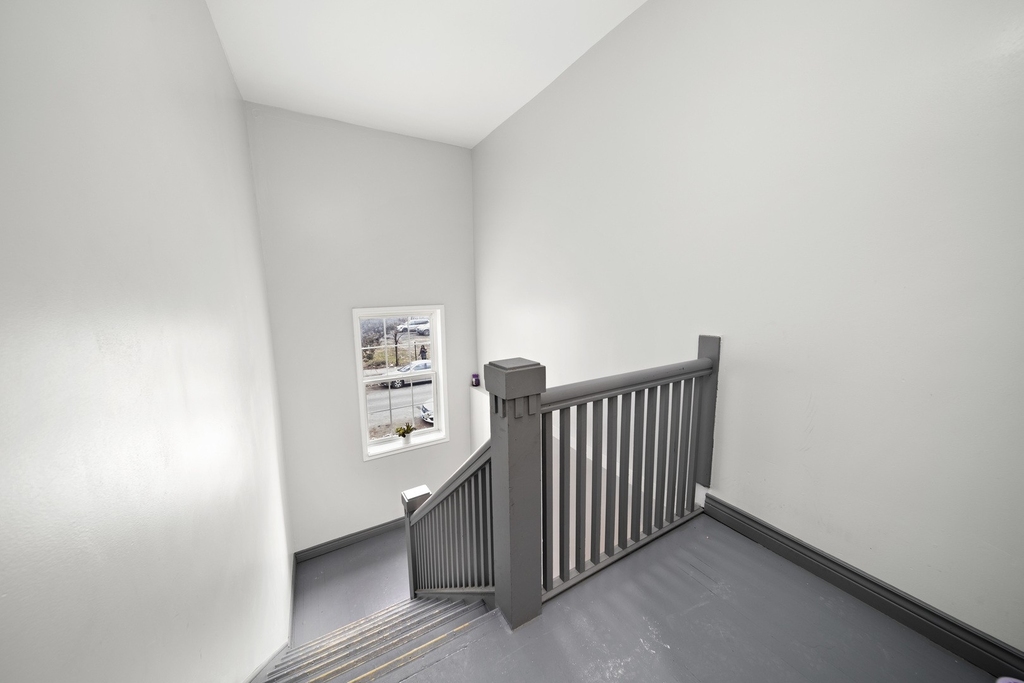 1052 N Springfield Avenue - Photo 3