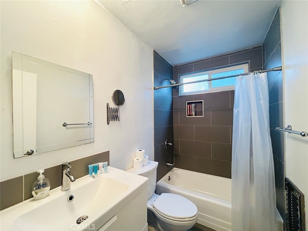 11921 Goshen Avenue - Photo 5