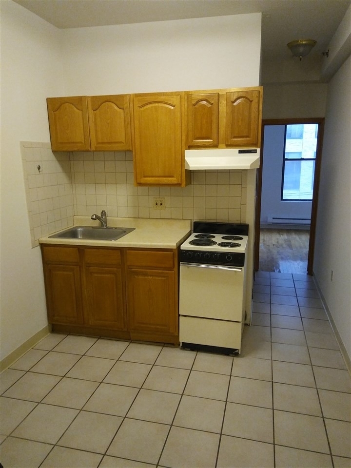 1409 Grand St - Photo 2