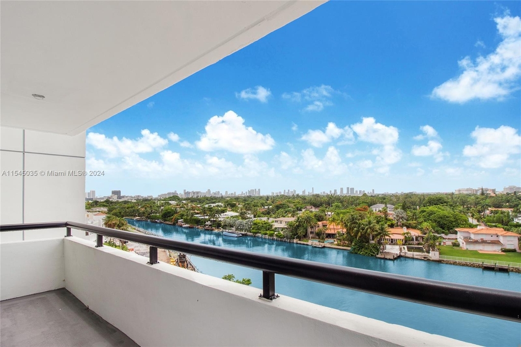3200 Collins Ave - Photo 2