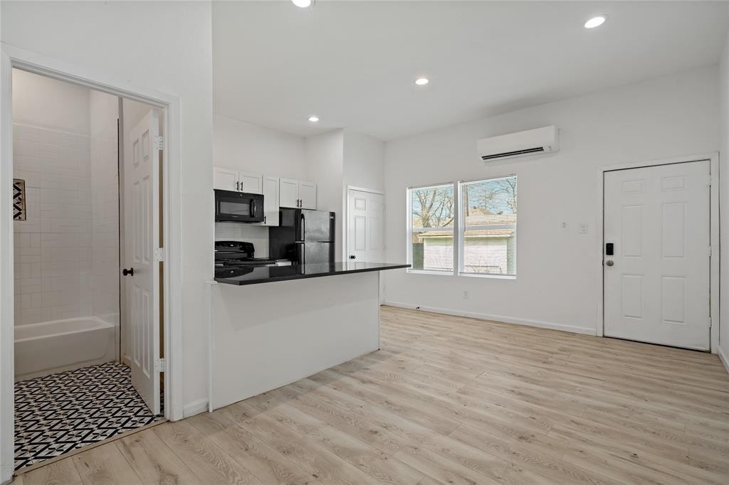 817 W 9th Street - Photo 1