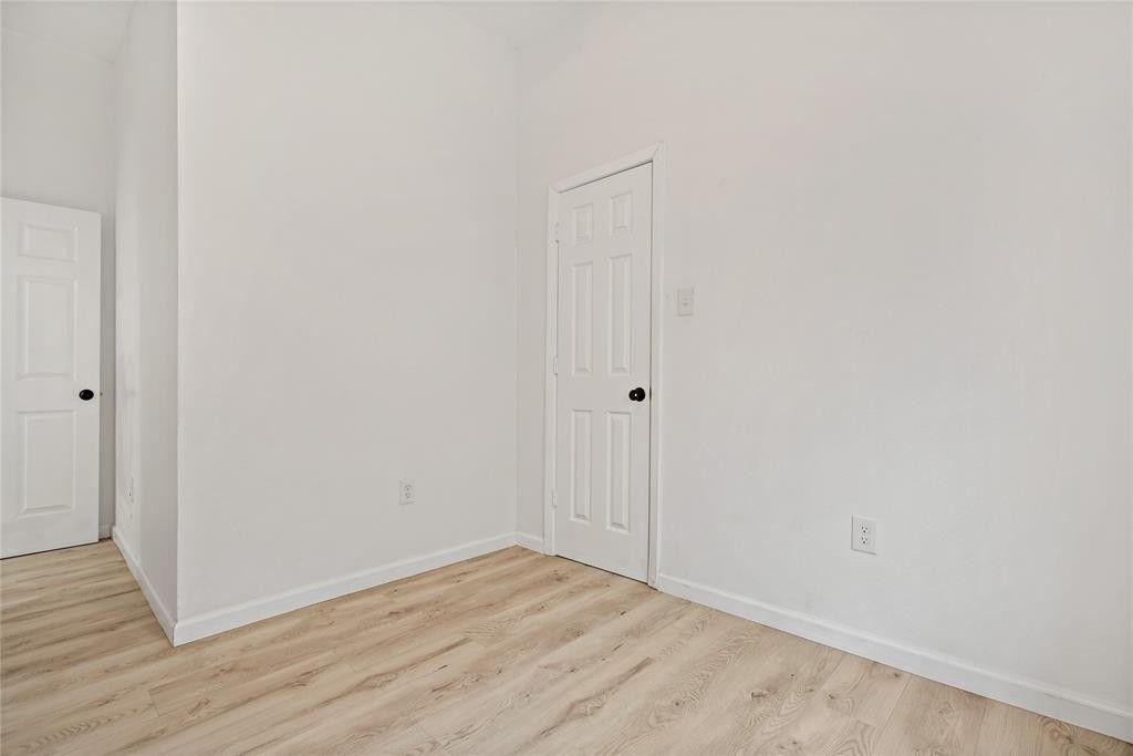 813 W 9th Street - Photo 12