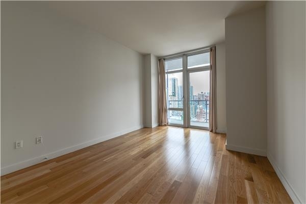 555 W 59th St - Photo 4