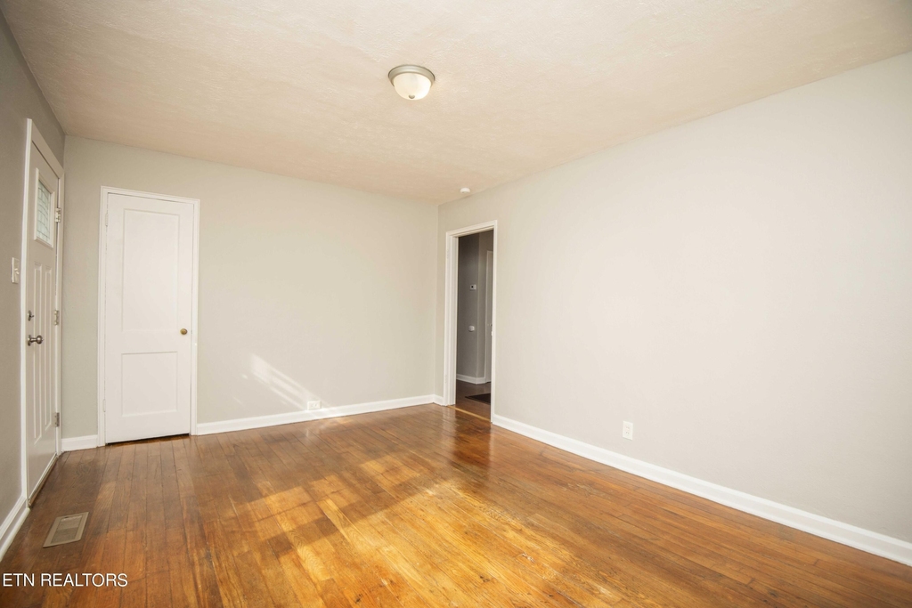 1039 Oglewood Ave - Photo 3