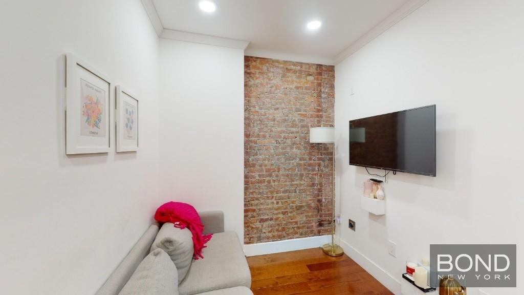 334 East 82nd Street - Photo 4