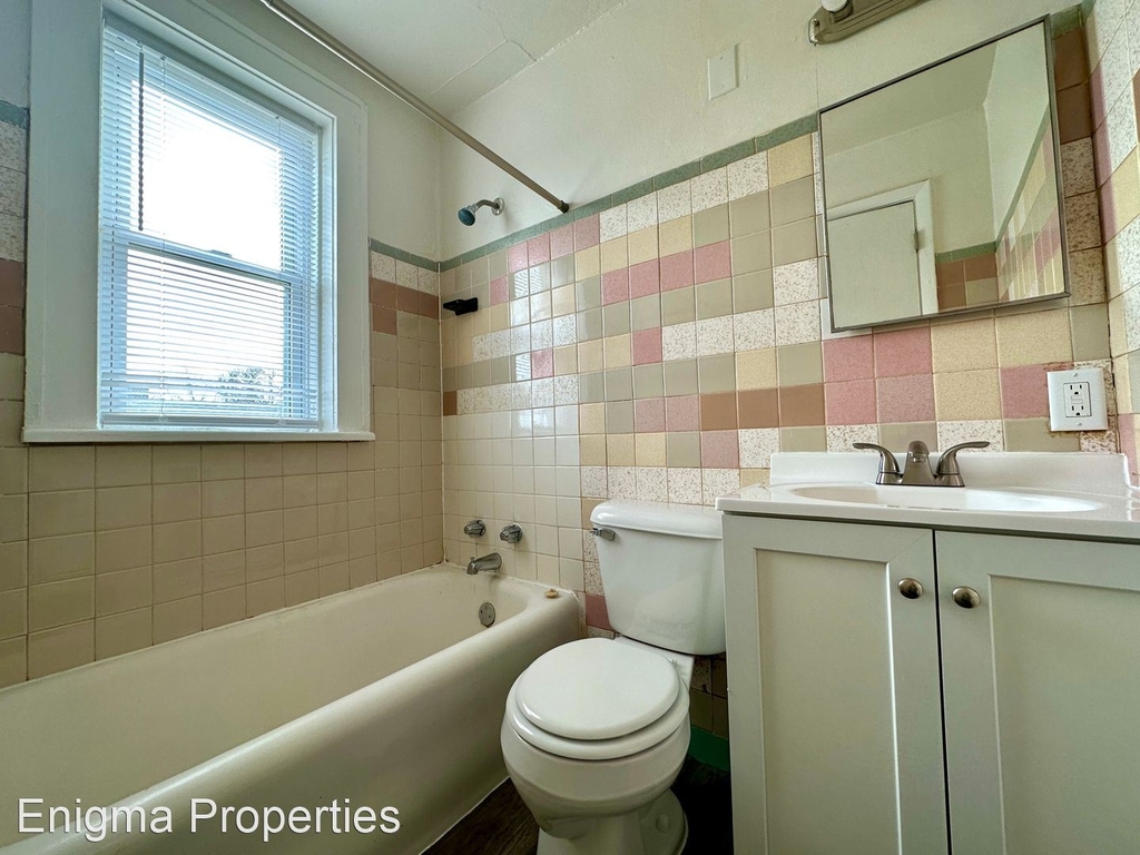 1709 E Park Pl - Photo 2