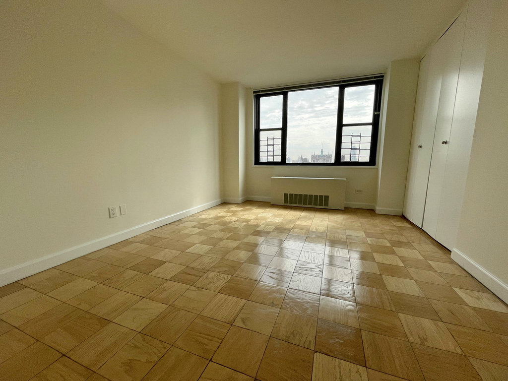 East 40th Street - Photo 11