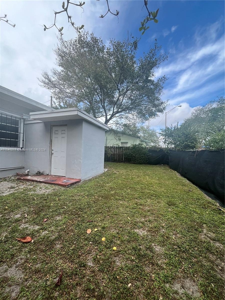 8031 Nw 12th Ct - Photo 2