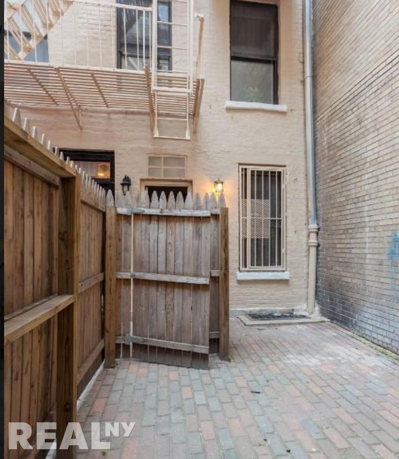 439 West 50th Street - Photo 6