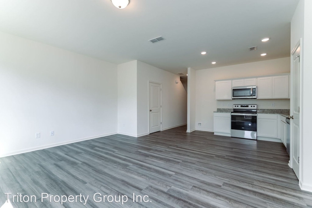 1661 Vernon Blvd - Photo 12