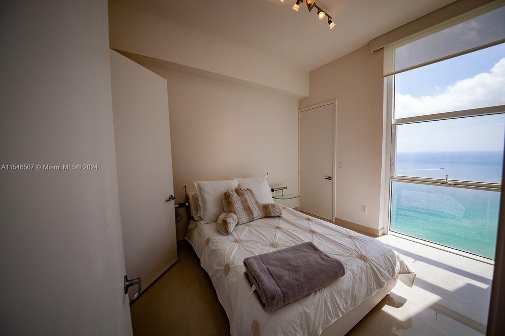 18101 Collins Ave - Photo 21