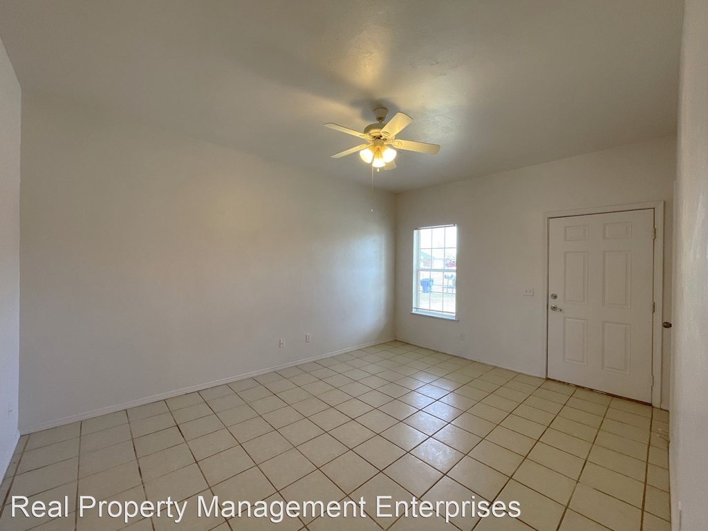 1021 Shady Creek Cir - Photo 4