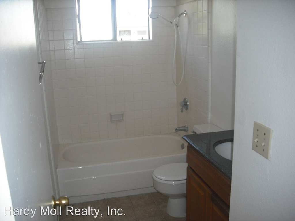 1136 Chalmette Avenue - Photo 2