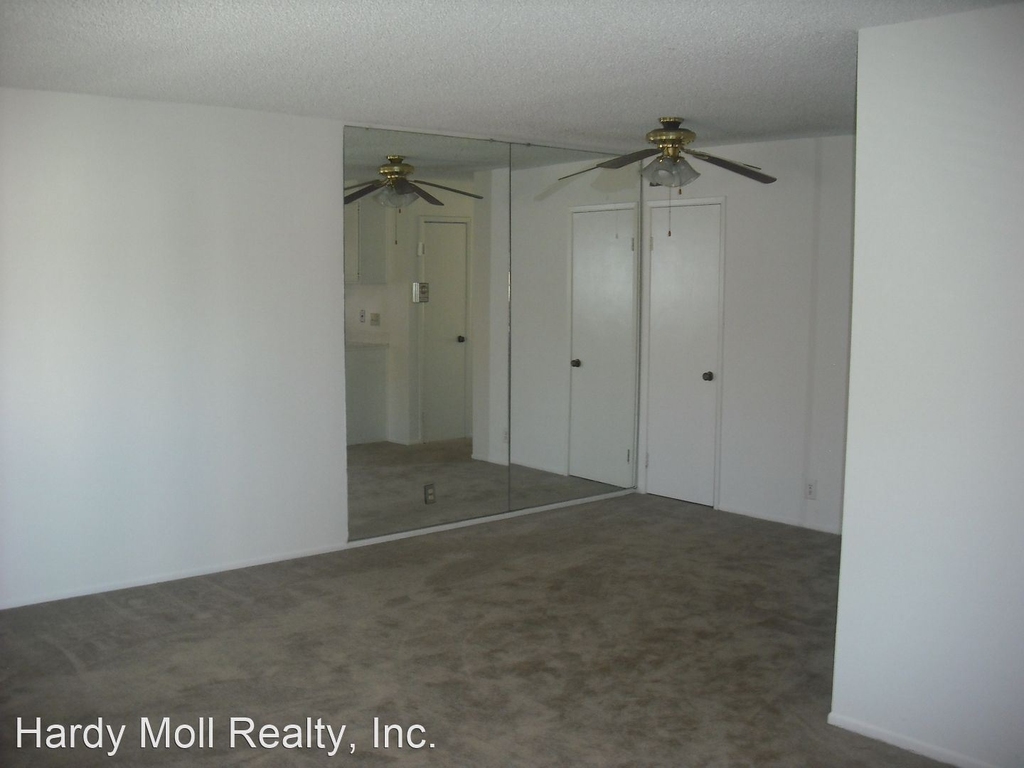 1136 Chalmette Avenue - Photo 5