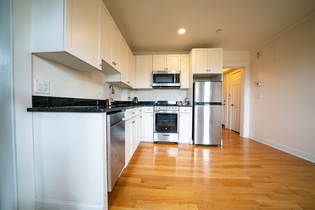 219 Commonwealth Ave - Photo 0