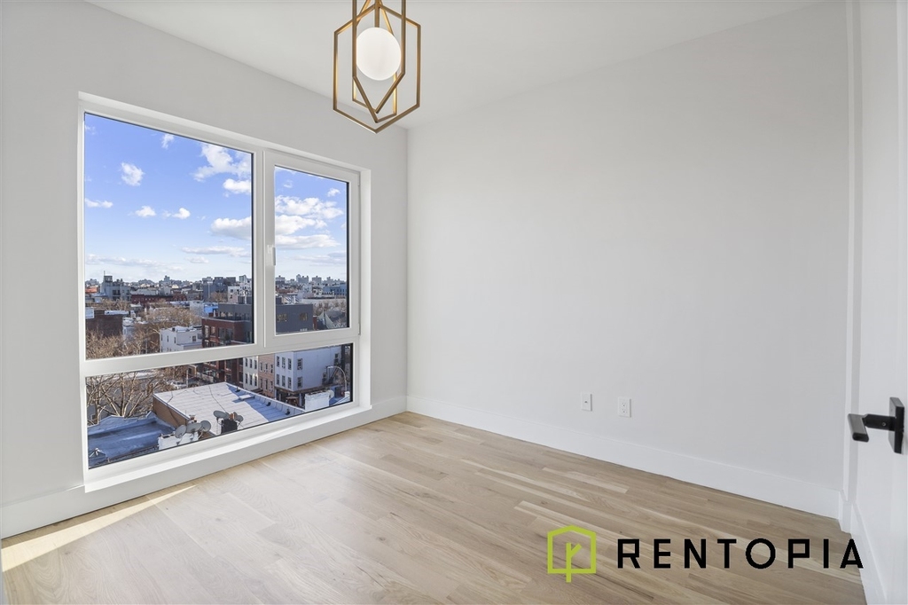 596 Metropolitan Avenue - Photo 8