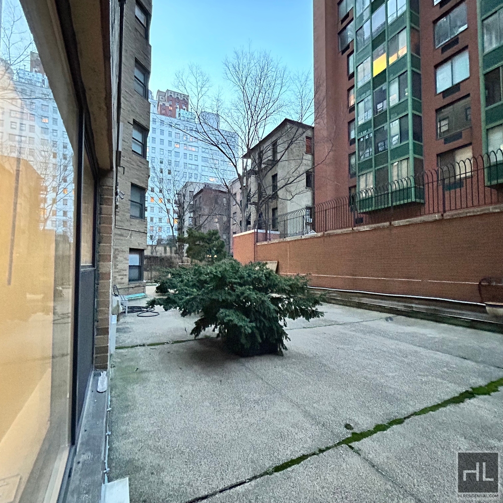 East 69 Street - Photo 9