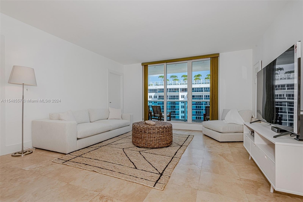 2301 Collins Ave - Photo 2