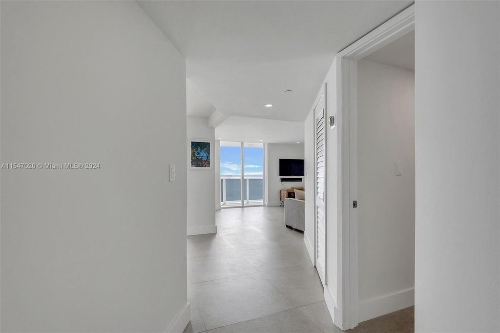 2401 Collins Ave - Photo 6