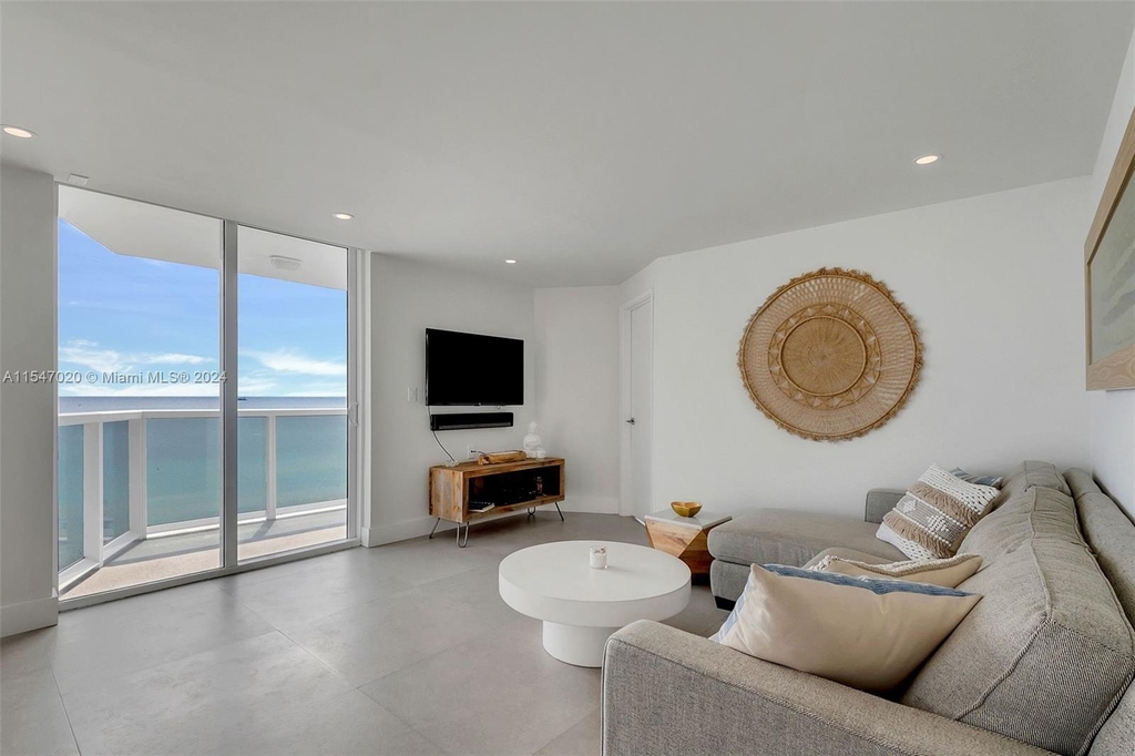 2401 Collins Ave - Photo 4