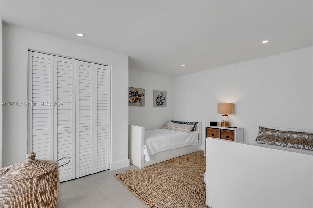 2401 Collins Ave - Photo 15