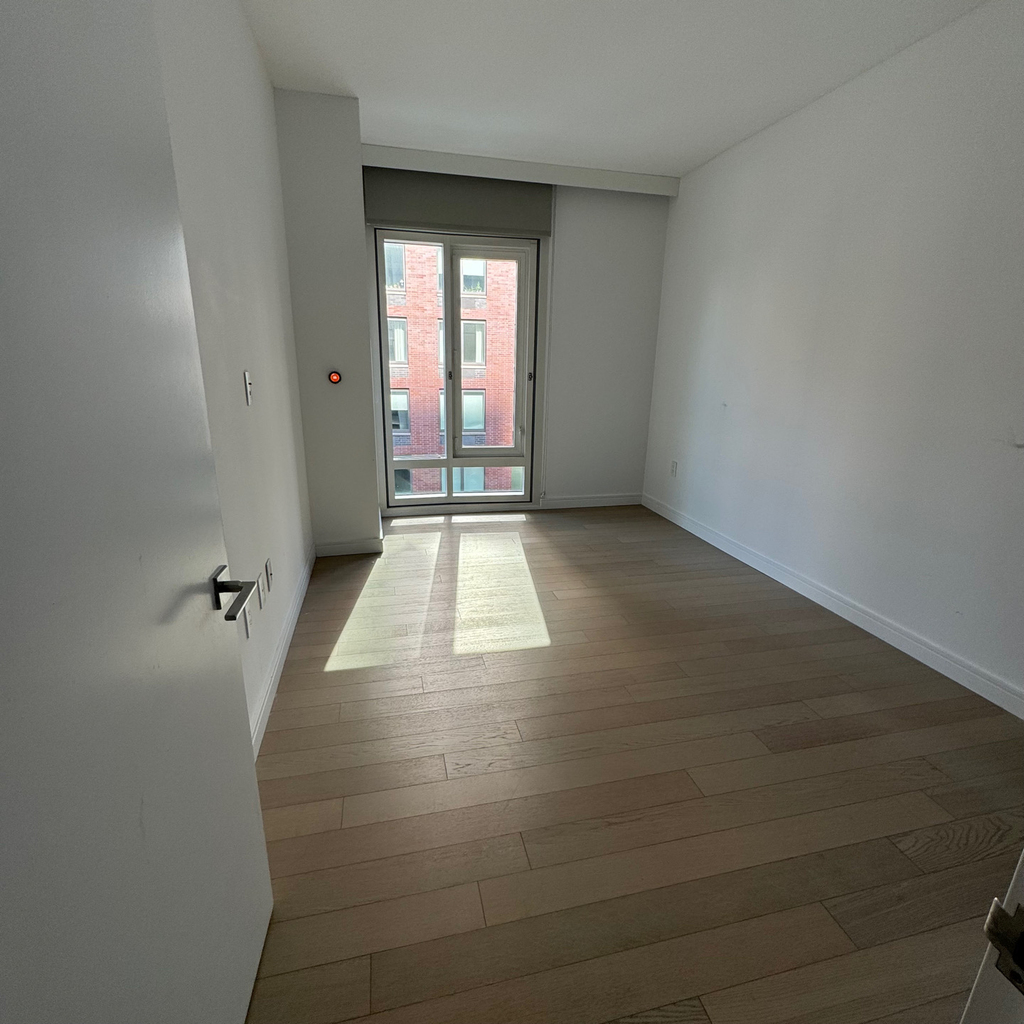 555 West 43rd Street - Photo 5