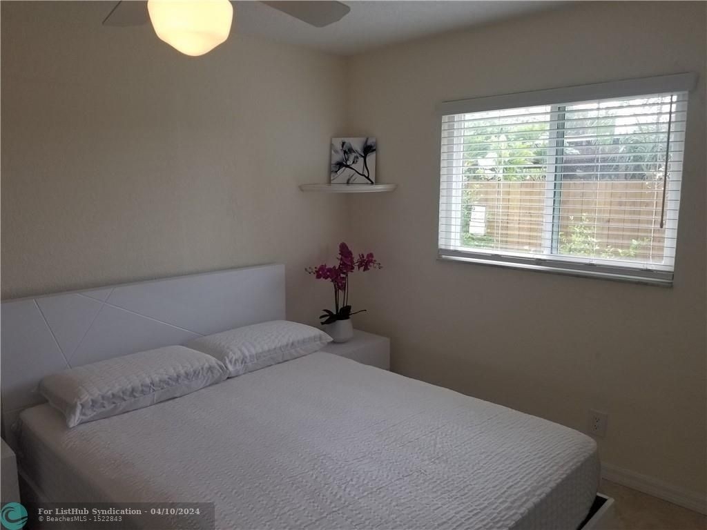 1366 Sw 9th Ave - Photo 5