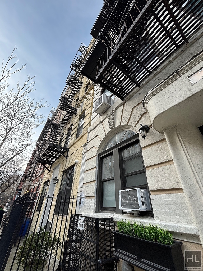 East 8 Street - Photo 5