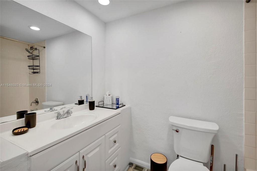 5401 Collins Ave - Photo 29