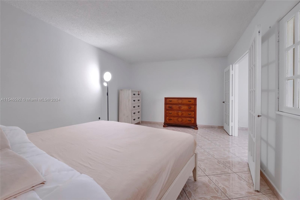 5401 Collins Ave - Photo 28