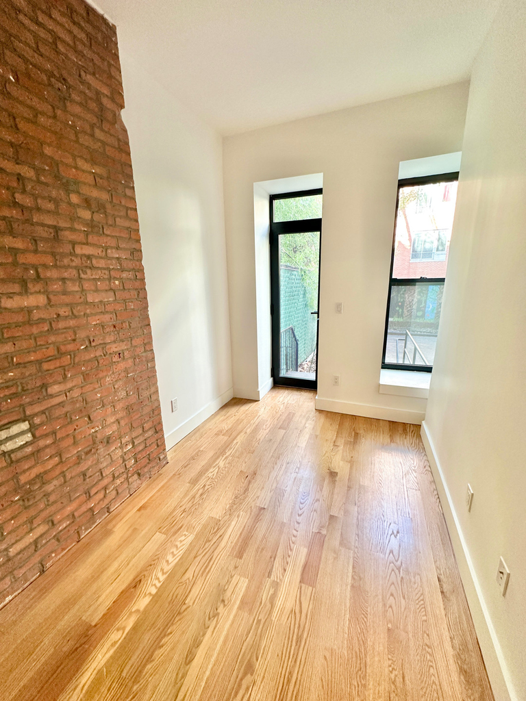 631 East 6th Street - Photo 7