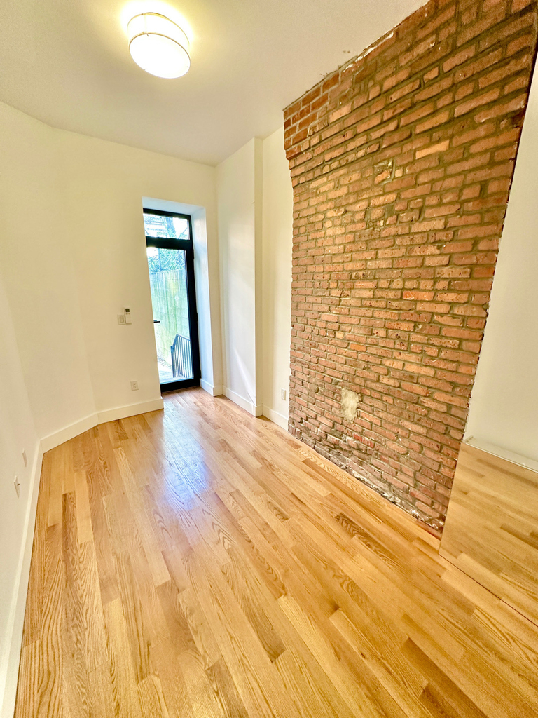 631 East 6th Street - Photo 4