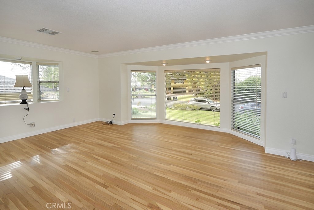 12172 Woodlawn Avenue - Photo 5