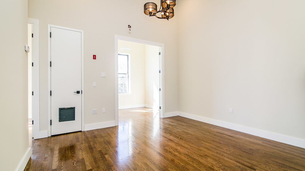 565 Evergreen Avenue - Photo 2